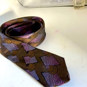 Count Christopher tie 48” long. Narrow 2” at bottom point it’s Vintage!
